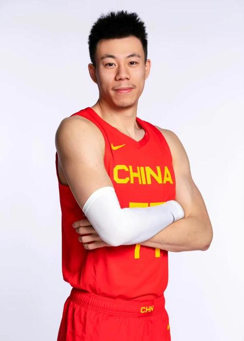 中国男篮新帅乔尔杰维奇首战胜利，赵继伟防守冲突引争议
