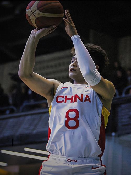 中国男篮压力下挫败：菲律宾老将布朗利的光芒与乔帅的挑战