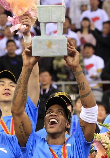 北京男篮8年辉煌历程：马布里引领的王朝与球迷的永恒记忆