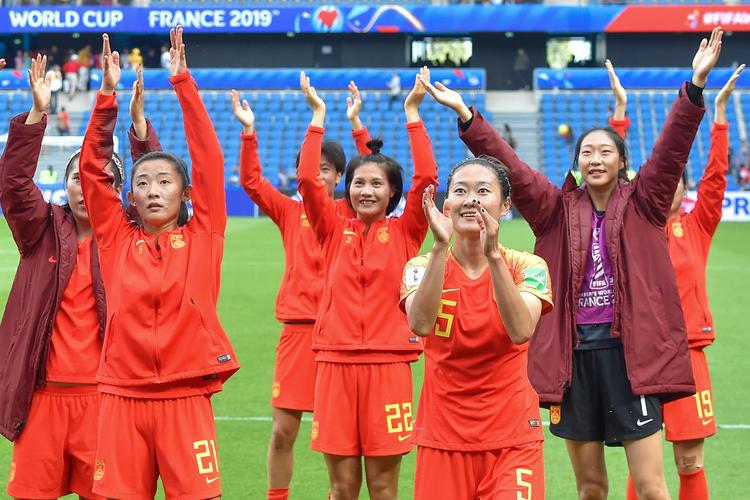 中国女足逆袭夺冠：肖裕仪绝杀韩国，重燃中国足球希望