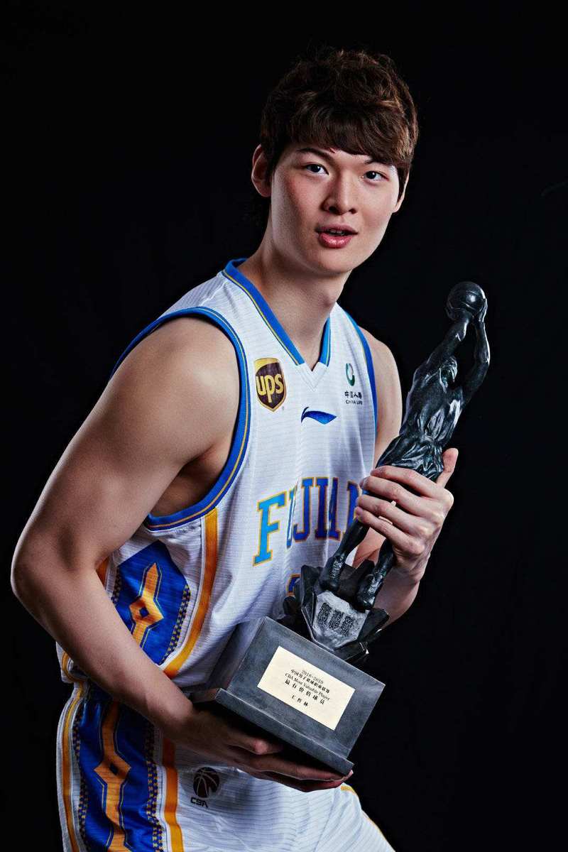 王哲林：身高214厘米的中国男篮潜力中锋