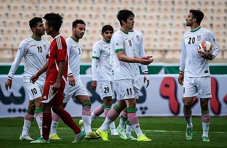 中国男足友谊赛1:2惜败乌兹别克斯坦：防守反击与反攻的较量