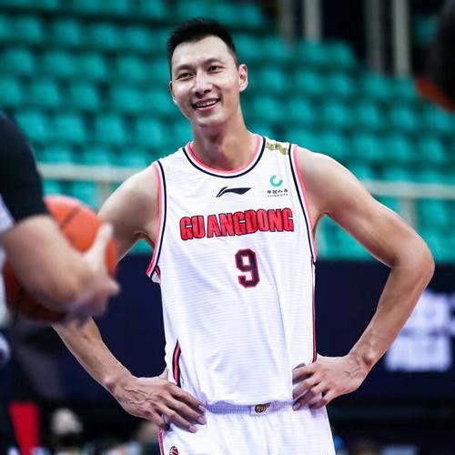 易建联：篮球场上的天赋与努力，中国的篮球骄傲