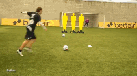 香蕉球：足球比赛中的香蕉球技术及实现方法