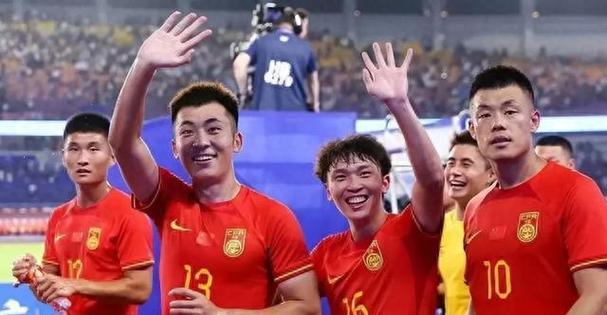 中国足球迎来双线胜利，男足国家队表现尴尬，球迷呼吁让亚运队代表国足参赛