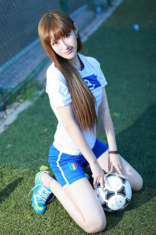 足球宝贝：杨棋涵与其他魅力女性的探索