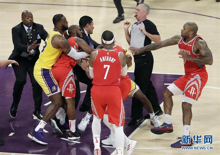 NBA赛场上的团结与冲突：真实情感的展现