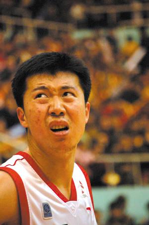王治郅：中国篮球在NBA的开拓者，激励新生代球员再创辉煌