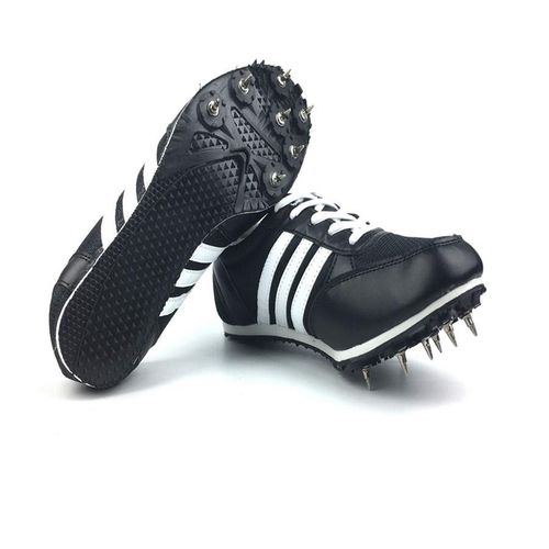 不同类型足球鞋钉适应不同场地，选择合适的鞋钉减少伤害提高表现