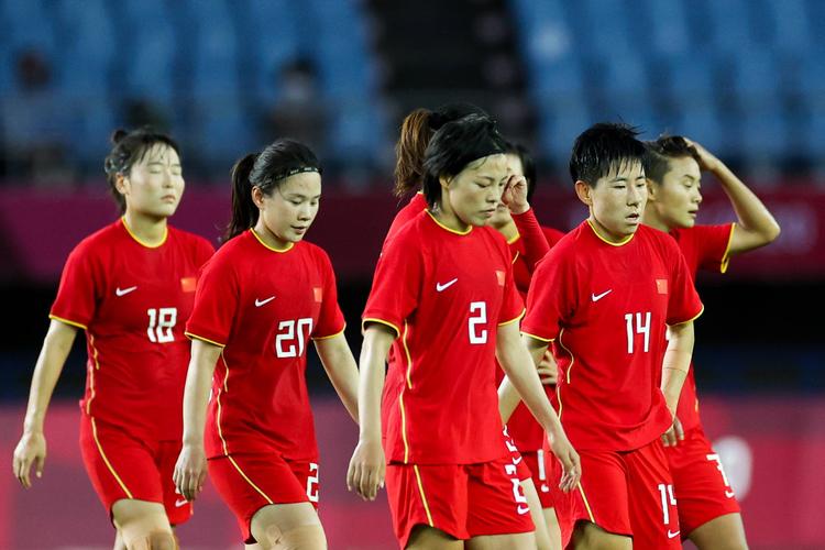 中国女足0-0战平韩国：米卢现场观战，韩国门将险遭重击