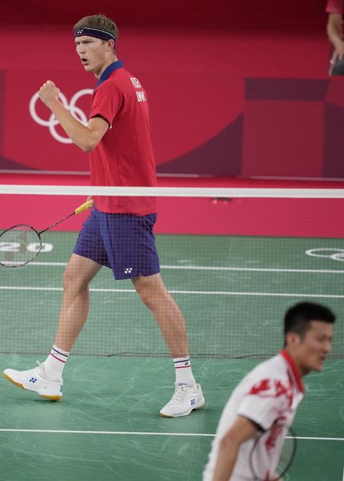 东京奥运羽毛球男单决赛：安赛龙逆袭夺冠，谌龙无缘卫冕