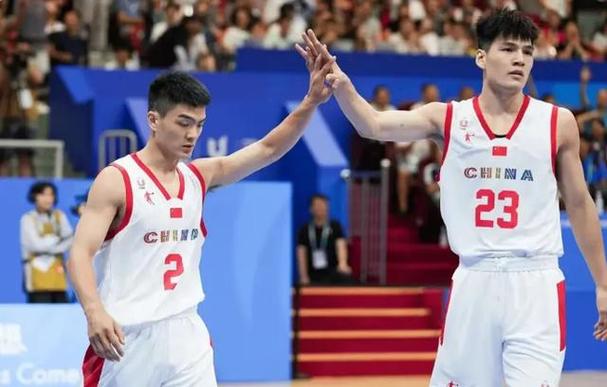 成都大运会男篮小组赛：中国大学生队与巴西大学生队的激烈对抗