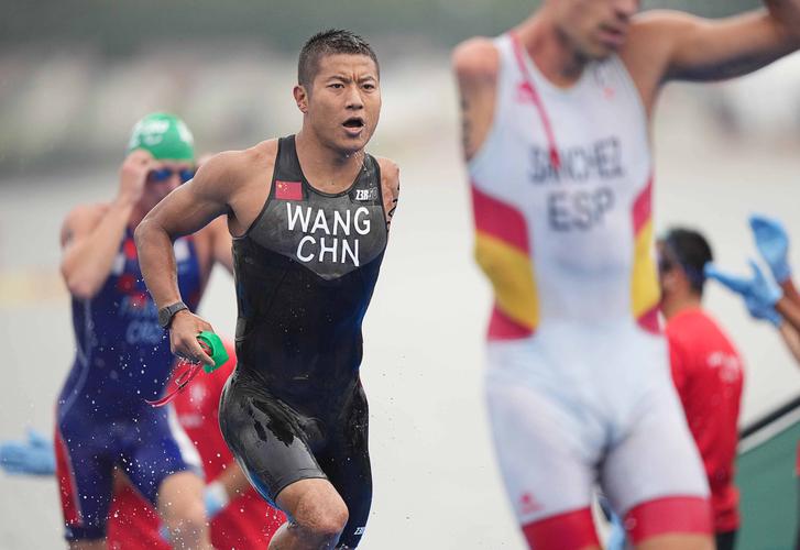东京奥运会的铁人三项比赛：游泳、自行车和跑步的完美结合