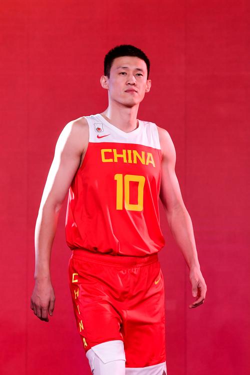 中国男篮赢得首场胜利，取得了四个关键之举：二胡组合合力贡献36分，表现出色。