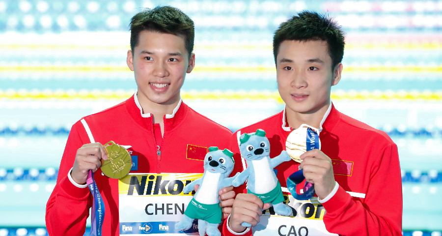 中国男子跳水队在2021年跳水世界杯男子双人10米跳台项目中遗憾摘银
