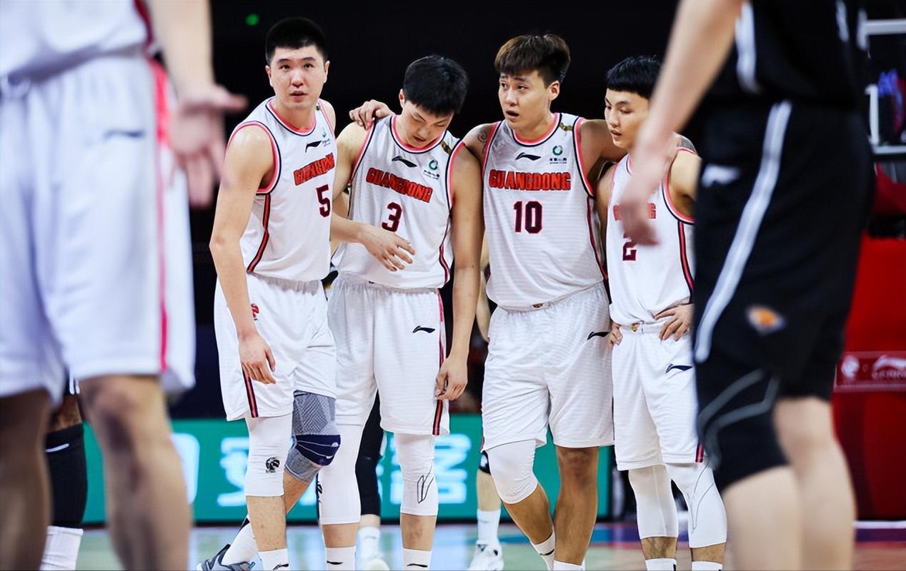 广东男篮季后赛失利：新老交替的挑战与未来的机遇