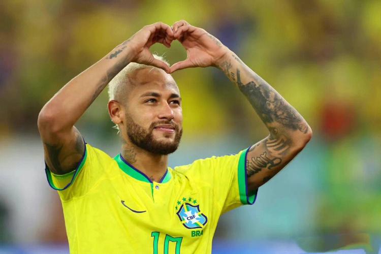 内马尔：巴西足球的璀璨之星，荣誉等身的无畏战士