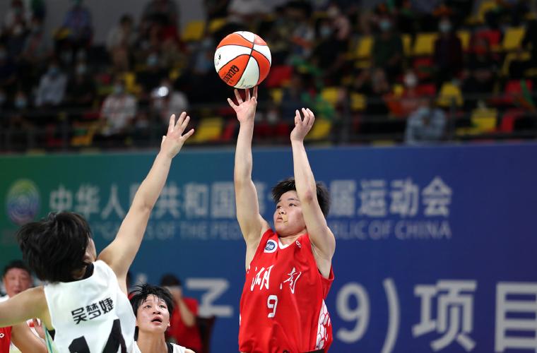 全运会篮球比赛：辽宁男篮展现强大实力，伤病成为比赛焦点