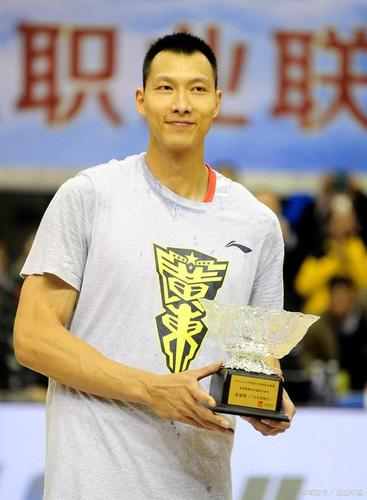 易建联：中国篮球的璀璨明星，CBA赛场的无冕之王