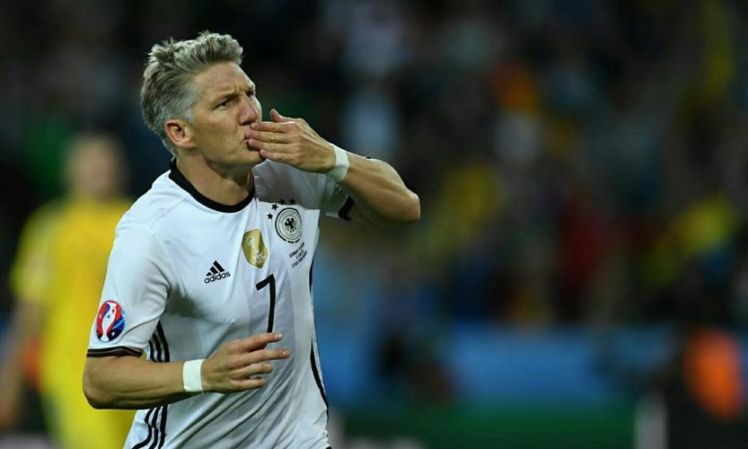 施魏因斯泰格退役：德国足球传奇告别绿茵场