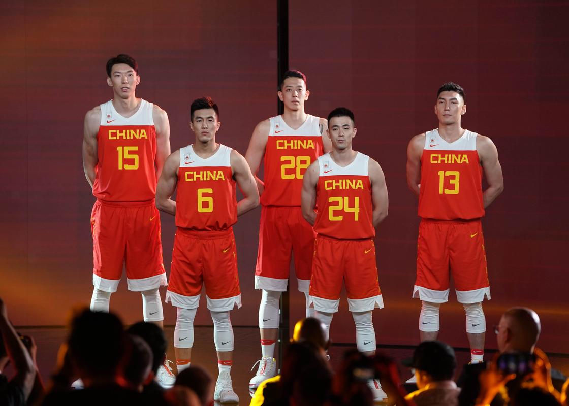 中国男篮的逆袭之路：重温王治郅的辉煌，期待新“外战英雄”的诞生