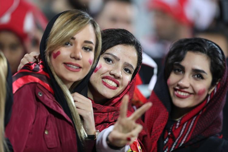 伊朗女性球迷首次现场观赛：足球场上绽放的性别平等曙光