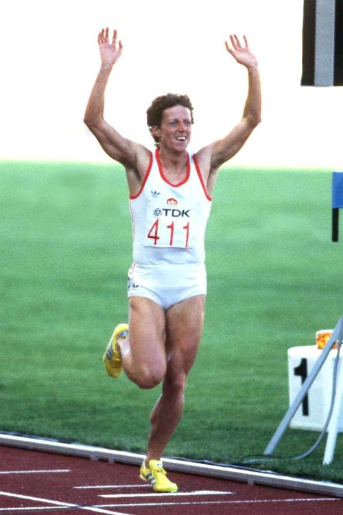 女子800米世界纪录揭秘：克拉托赫维诺娃的惊艳一刻