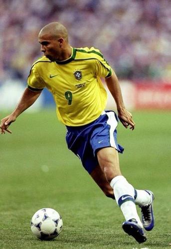 罗纳尔多：巴西巨星，足球荣耀的代名词