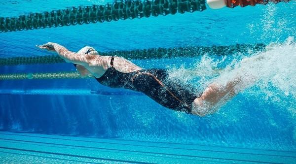 蛙泳划手动作解析与练习指南：从基础到进阶，助你提升泳技！