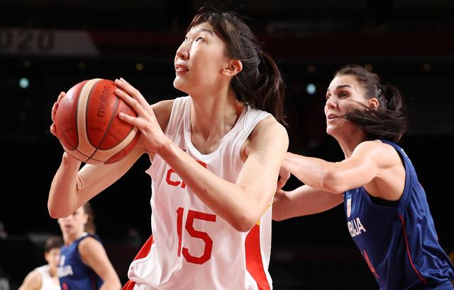 王思雨：篮球场上的巾帼英雄，生活中的独立女性
