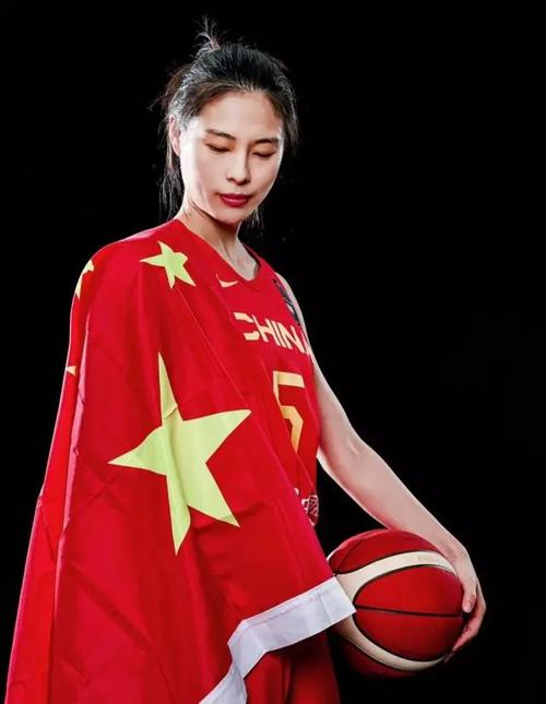 王思雨：篮球场上的璀璨明星，生活中的独立女神